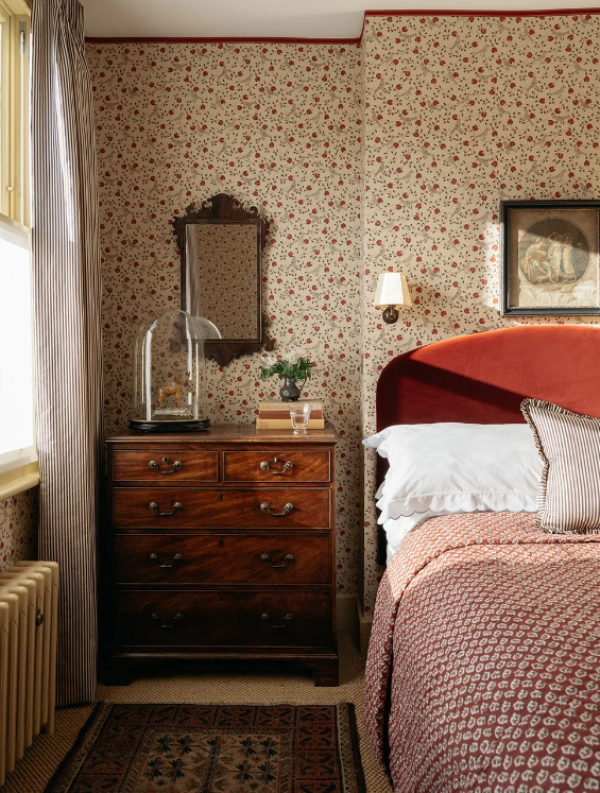 Dinding dengan aksen pita atau paku yang mencolok